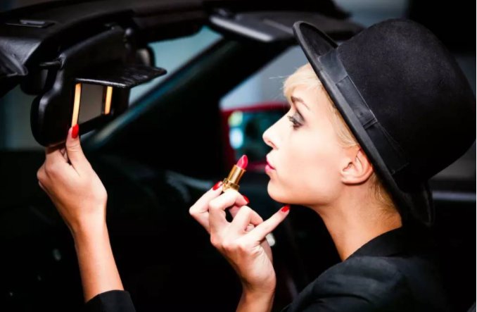 润唇膏只会涂嘴唇?原来还有“这3个”用处,早知早受益