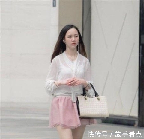 街拍小美女气质高雅,身穿一件连衣裙,简洁大方又不失美感与优雅