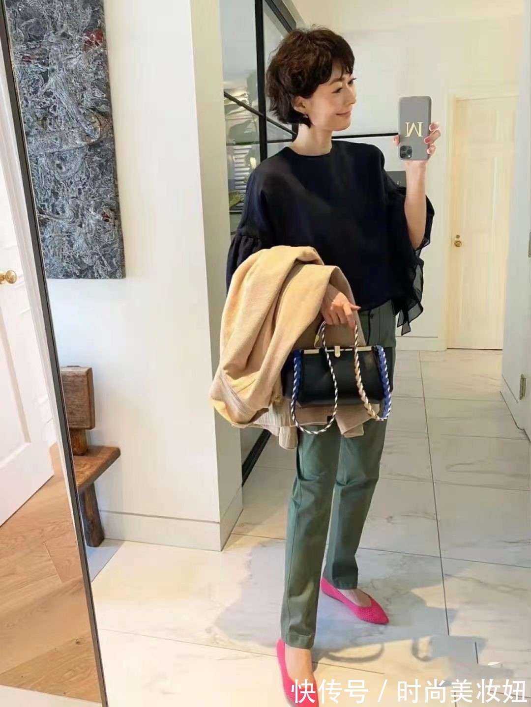 减龄|女人过了40岁更要注重气质,学这位“大龄姐姐”的穿搭,高雅大气