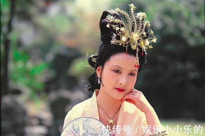 贾母|王熙凤无利不起早,为何要包揽秦可卿的丧事,她足足赚了三万两