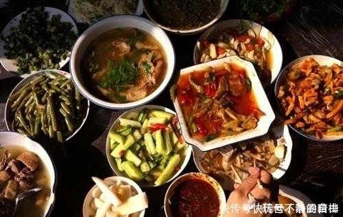 农村羊肉吃法,大盆羊肉炖白菜,吃起来很爽