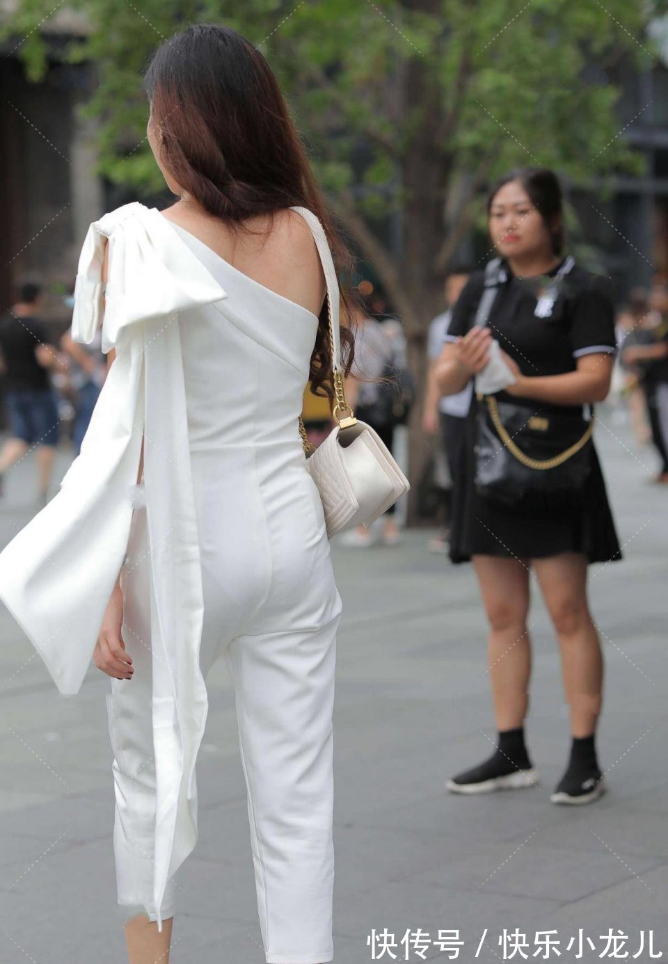 气质美女|非常自信的气质美女，独自走在大街上，散发着独特的味道与气息