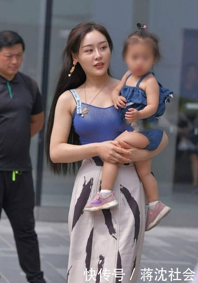 吊带背心|街拍辣妈穿吊带背心搭配长裙,有种成熟女性的温婉味道