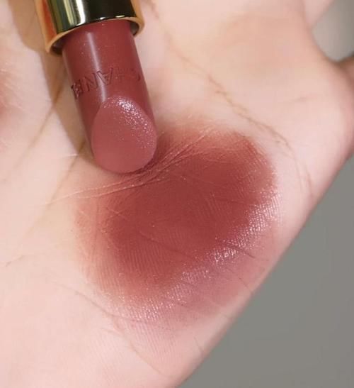 杏仁奶茶色|唇色深的女生,这几只热门色号别涂,色差严重还容易显黑!