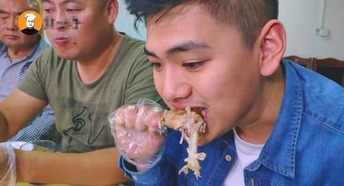老刘|一整只鸡放进电饭煲，不放水不放油，出锅以后比烤鸡还好吃