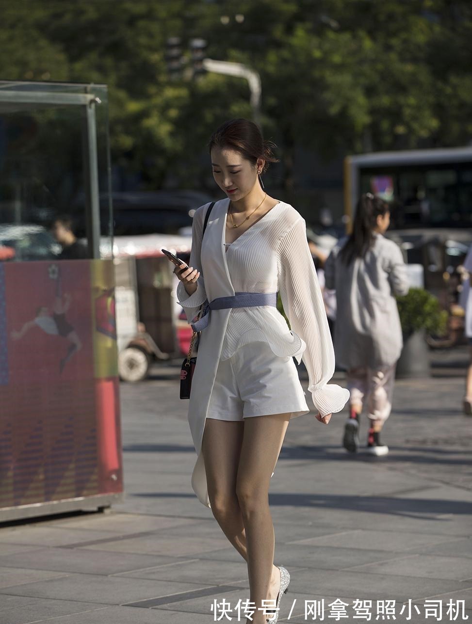 天女下凡 姑娘这件衣服也太有特点了吧, 您是天女下凡吗!