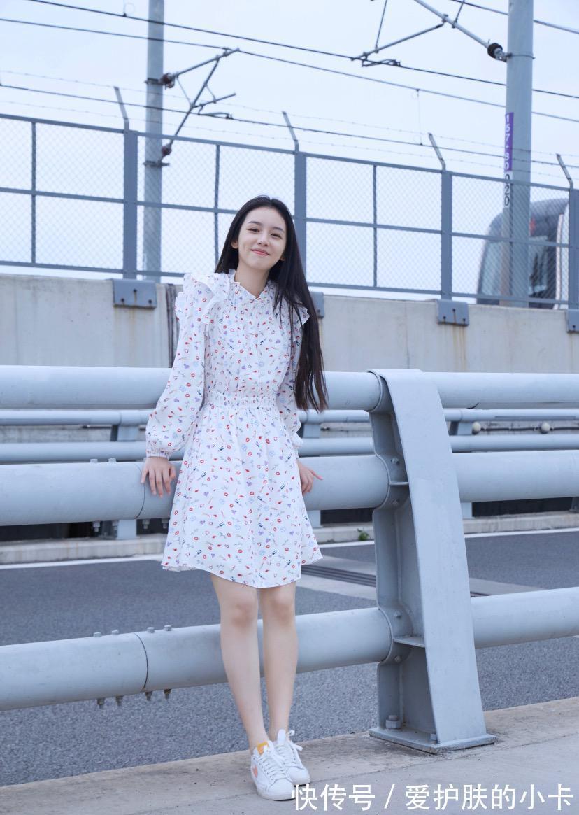 氛围感|周也的脸看着就很“贵”，就算穿着小清新碎花裙，也有高冷气质