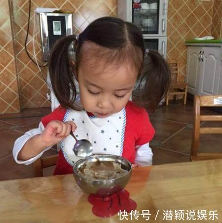 宝妈|7岁女童2年没长个,只因常吃2种饭,儿科医生别再给孩子喂了