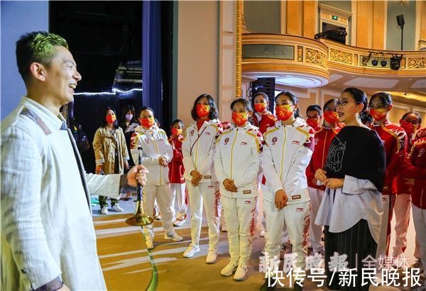 花样游泳&花游天团游进“国风港湾”，还和唢呐演奏家比起了肺活量