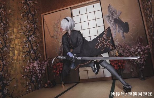 国外美女COS《尼尔》和服2B 手持白之契约唯美霸气