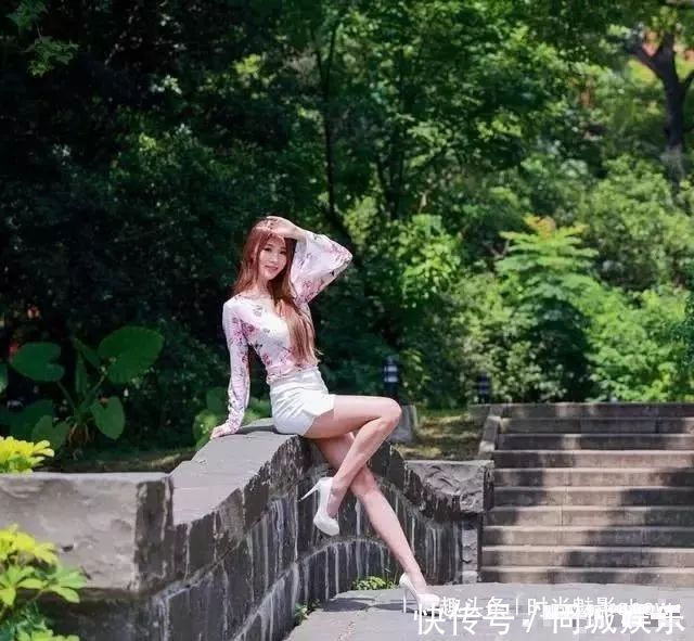搭配 时尚穿搭绣花衣白色裙,美女的温柔很可人!