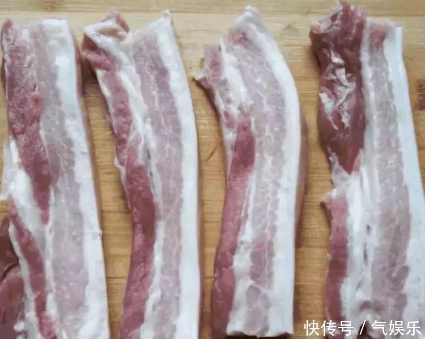 五花肉别再红烧了,教你个特色吃法,一顿三斤不够吃