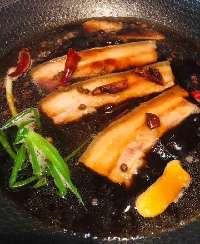 吃起来|从冰箱拿出的冻肉,千万别加水泡,教你一妙招,吃起来跟鲜肉一样