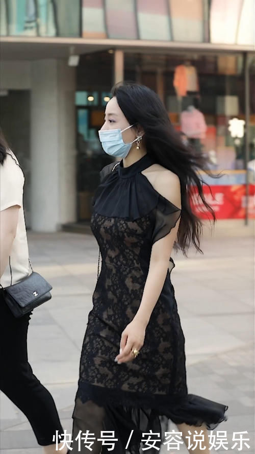 街拍中年美女的穿搭秘籍,黑色挂脖蕾丝长裙,展现无尽女人味