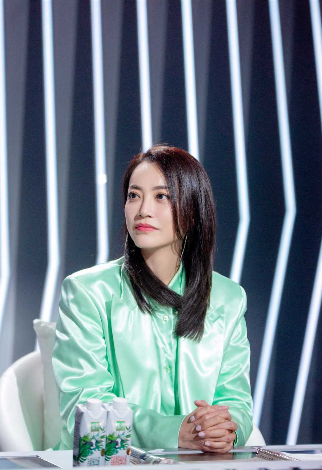 学着霍汶希去搭配,演绎出了强大气场,风衣搭配直筒裤超洋气