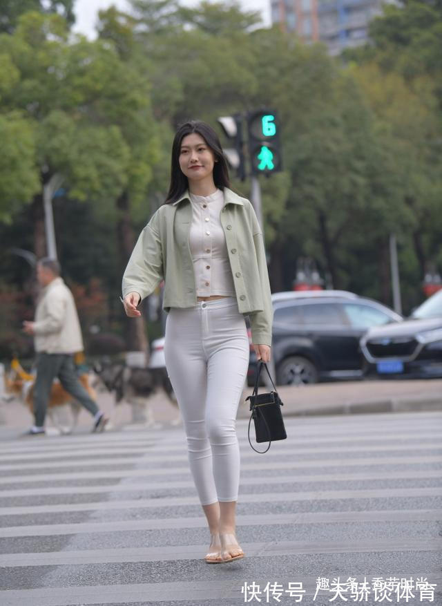 穿搭|白色休闲裤简洁素雅，选择修身的款式，助你轻松演绎时尚靓丽美