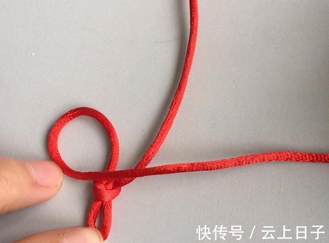 绕圈 心形结手链的编法教程,非常简单,只要2个结法就能编出!收藏了!