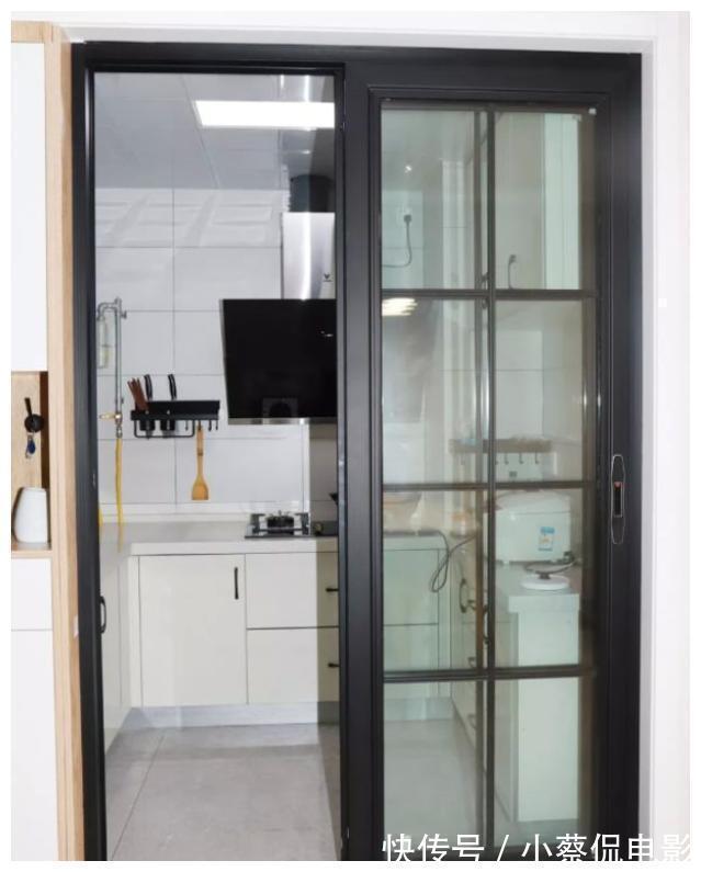 厨房|厨房万万别装推拉门了,聪明人都装它,比推拉门漂亮,还实用方便
