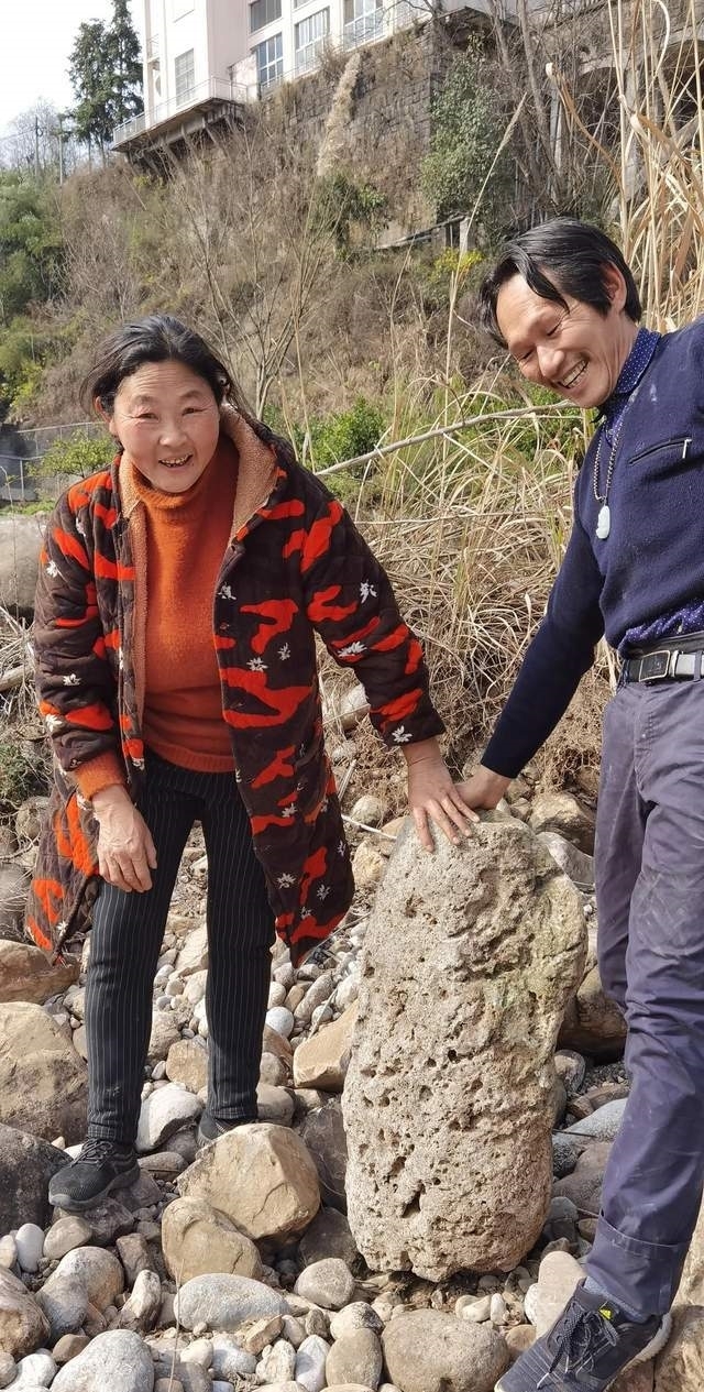 湖北宜都:奇石之家的牛气女大力士,从河中挑500吨奇石卖台湾