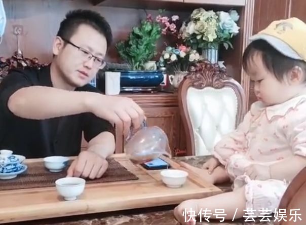 宝爸|萌娃喝茶喝上了头,和爸爸不停地“碰杯”火了,网友:像老友叙旧