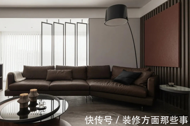 收纳|135平简约风三居室,在大理石与木质护墙板旁边做了收纳设计