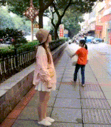 |搞笑GIF:大姐,不要不好意思,你也到了该找对象的年龄了
