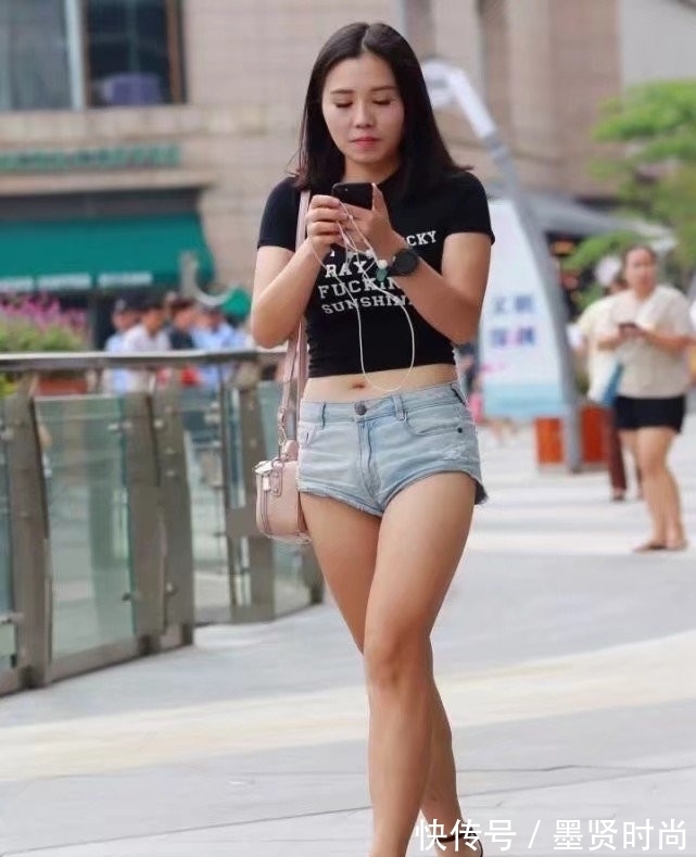 魅力 无穷魅力的牛仔短裤,不仅率性又自然,还能在视觉上修饰腿型!
