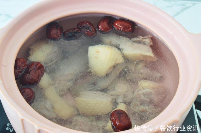 "冬日进补,春日打虎。"山药红枣老鸭汤,增强免疫力润肺又降燥
