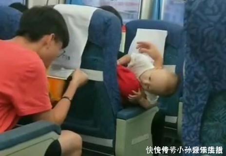 爸妈|火车上,萌宝“偷窥”小哥哥吃泡面,众人调侃你还能再低一点吗