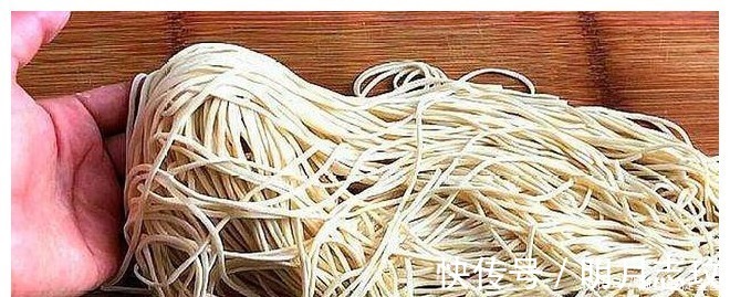 手擀面|这才是面条最好吃的做法，面条劲道，香辣爽口，看完一遍就会做！