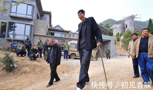 侏儒症|中国巨人鲍喜顺:12年前不顾医生忠告执意生下一子,现在怎样