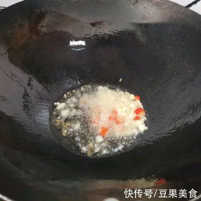 牛心菜|腊肠爆炒牛心菜，简单快
