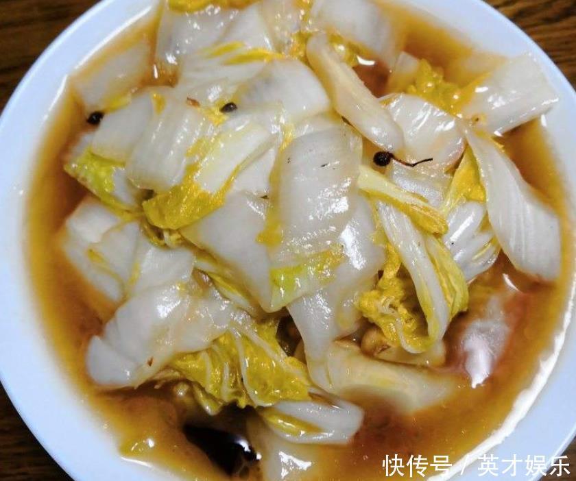 做醋溜白菜，万万不可直接下锅炒，多做一步，白菜脆嫩多汁更入味