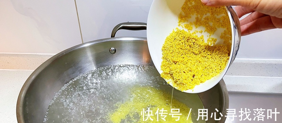 熬小米粥时，“最忌”直接下锅，多加1步，香甜好喝，米油浓稠！