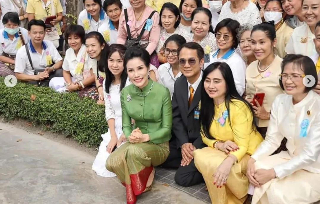 太后|泰王贵妃风格凌乱,在刘海处簪一朵花,与奢华蓝珠宝首饰格格不入