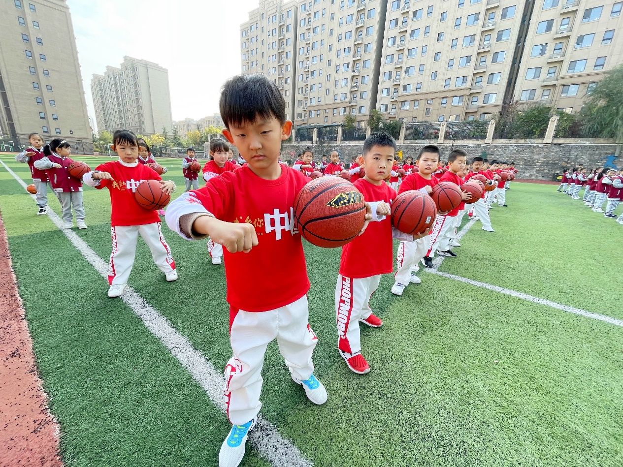 一年级|济南高新区凤凰路小学一年级同学在篮球操比赛活动中绽放风采