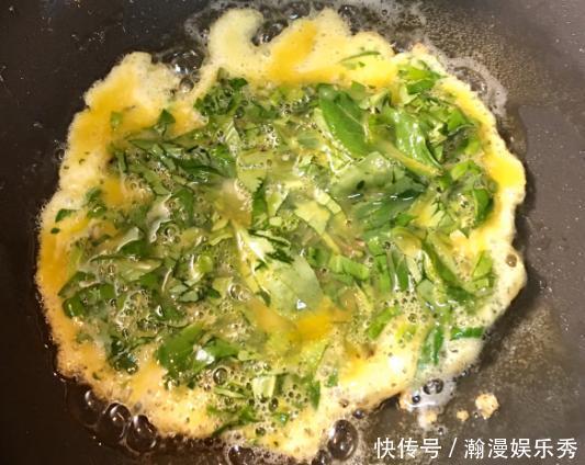 这个菜的叶子是个宝,简单炒一炒鲜美又好吃,孩子常吃对眼睛好