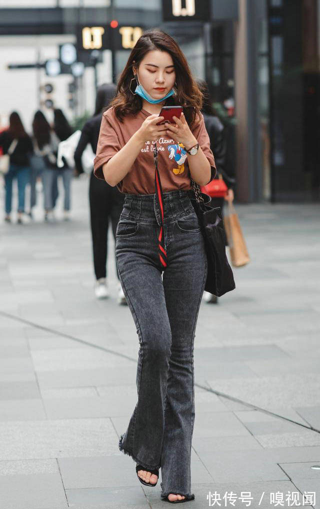 喇叭裤|牛仔裤怎么搭配更时髦呢?上衣的款式就显得非常重要