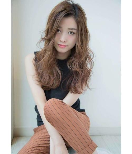 时尚|什么发型减龄又时尚?试试这三种柔卷发,简单随意又显皮肤白