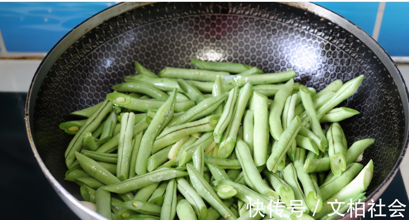 鸡肉|这菜一年到头都能吃到，钙含量是鸡肉的7倍，家家都能吃得起