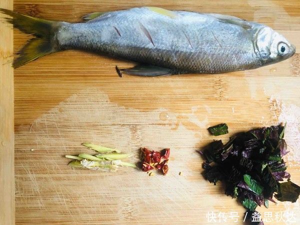 烧鱼,加醋去腥就废了,正确的是放“它”,上桌就扫光