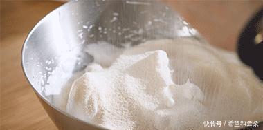 酸酸甜甜|超高颜值玫瑰西瓜蛋糕,酸酸甜甜还有酒香,还有果冻的口感~