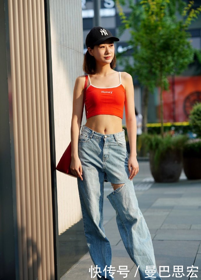 街拍美女：牛仔裤搭配吊带肚脐装，彰显好身材，美得够直接