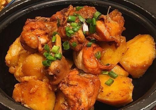 汤匙|红薯放入鸡肉里面,软嫩多汁,做法简单,食材普通,美味可口