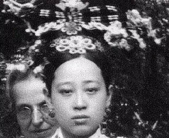 美貌|她是晚清第一美人,黑白照难掩美貌,却被慈禧害苦半辈子