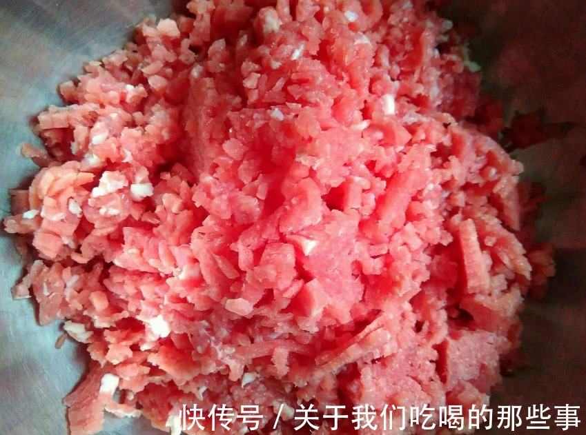 用羊肉包饺子，牢记“4加2不加”，鲜嫩多汁还不膻，咬一口满嘴香