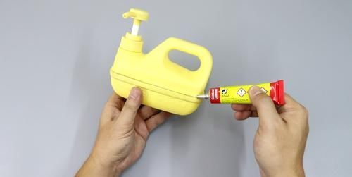 大洗洁精瓶子简单切两刀,制作一个电熨斗,简单实用