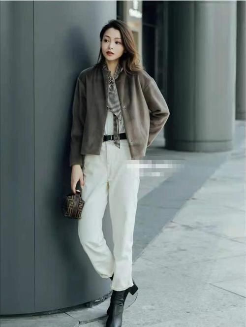 灰色给人一种很温暖、和蔼的感觉，这样子的穿搭方法也非常的时尚