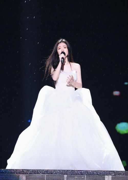 好声音|是好声音最年轻冠军,单依纯签约李健好友公司,白色大摆裙纯美