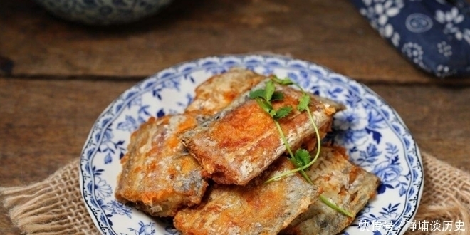 大厨|煎带鱼有人裹面粉,有人裹淀粉,大厨:都不对教你最香方法